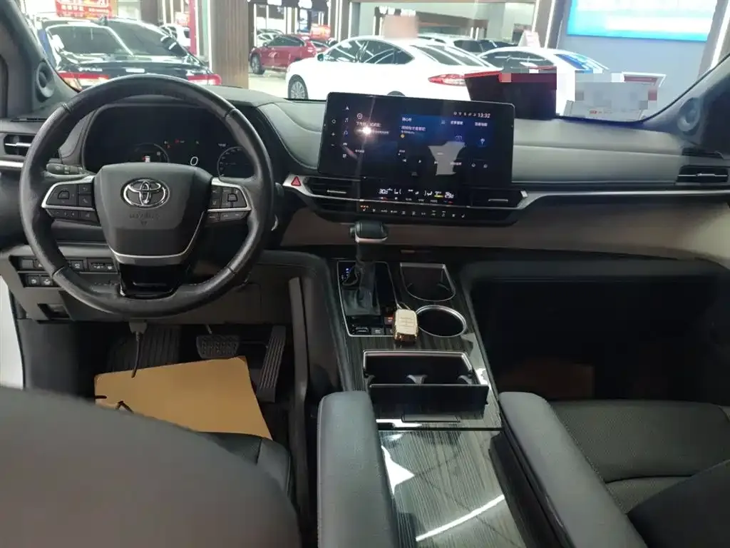 Toyota Granvia — фото 7