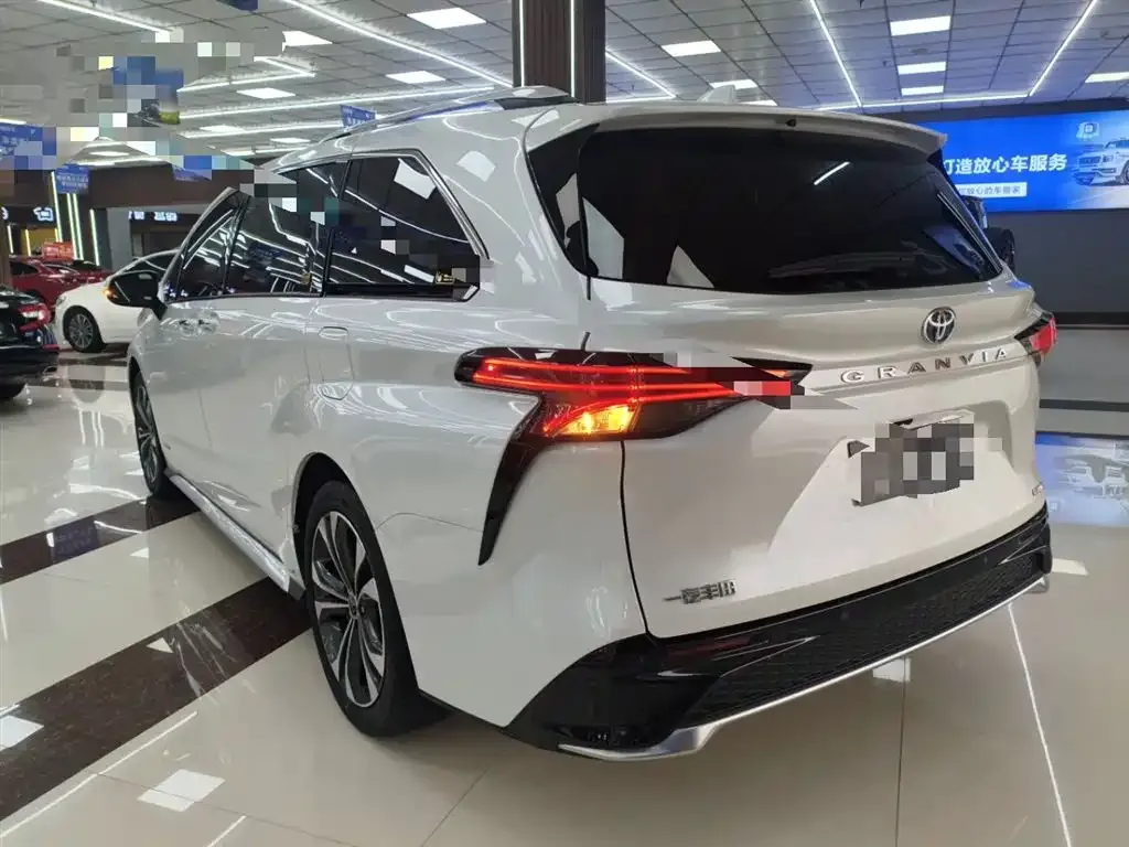 Toyota Granvia — фото 9