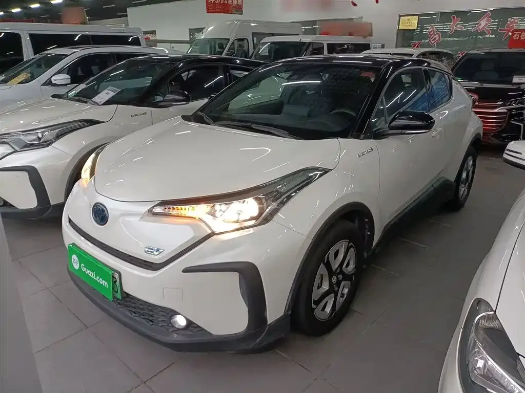 Toyota C-HR EV — фото 1