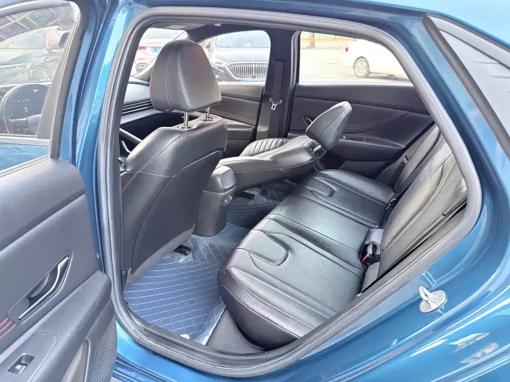 Hyundai Elantra — фото 2
