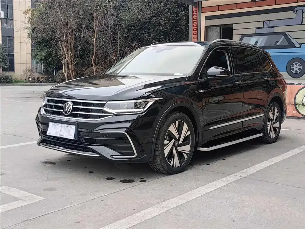 Volkswagen Tiguan L — фото 1