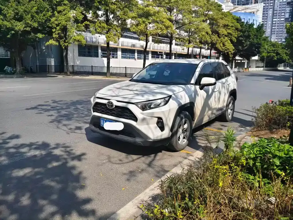 Toyota RAV4 — фото 1