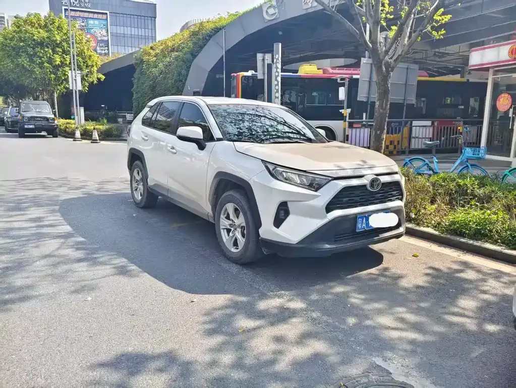 Toyota RAV4 — фото 7