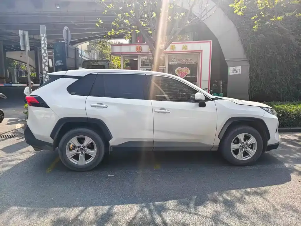 Toyota RAV4 — фото 8