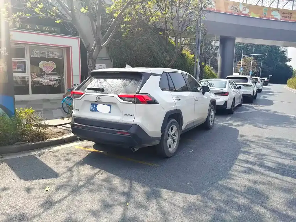 Toyota RAV4 — фото 10