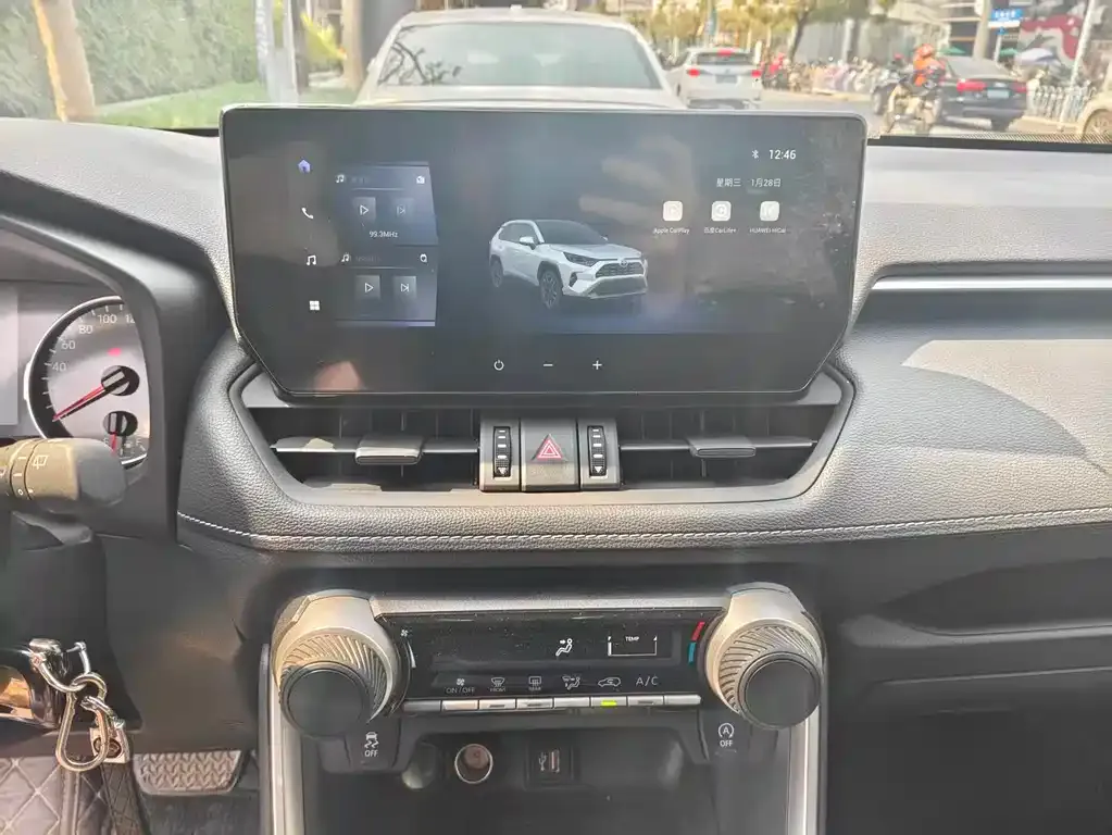 Toyota RAV4 — фото 6