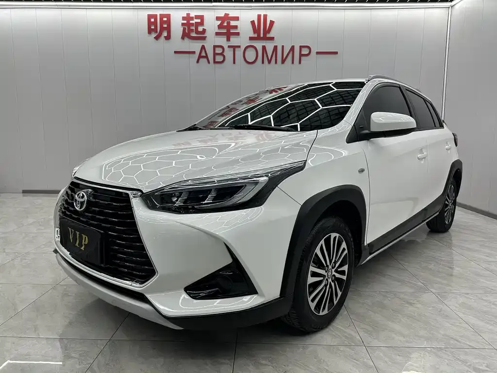 Toyota Yaris L — фото 1
