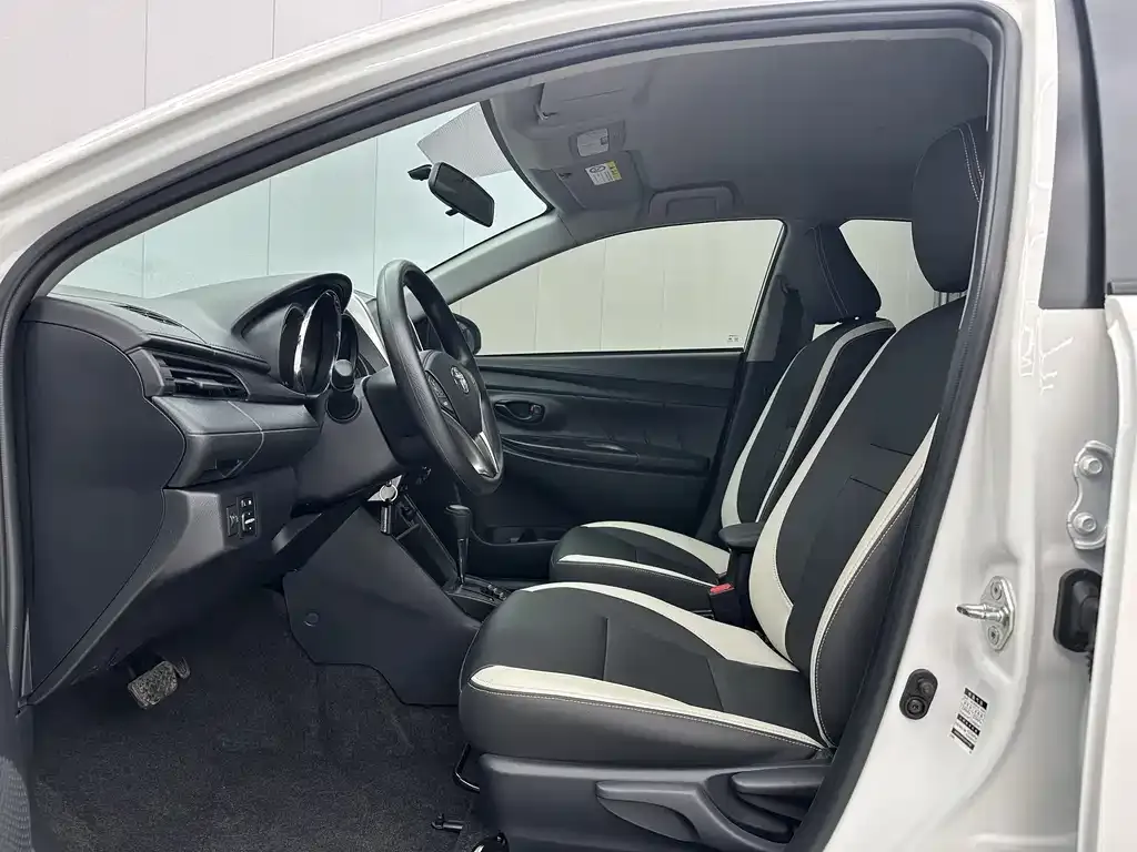 Toyota Yaris L — фото 4
