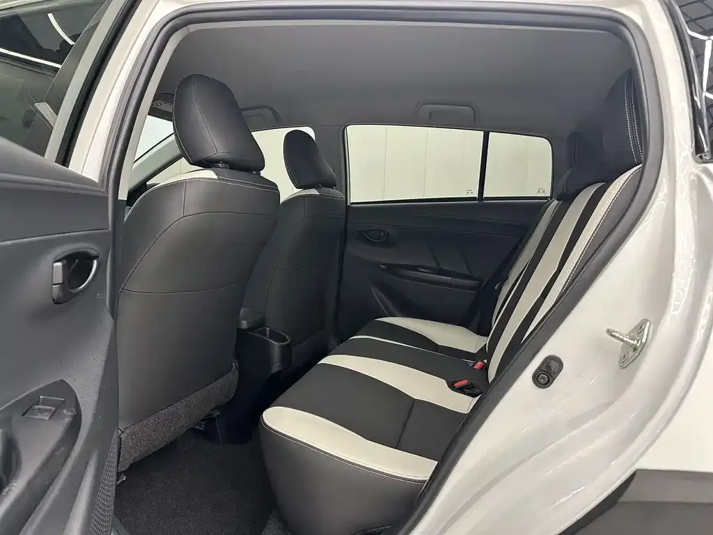 Toyota Yaris L — фото 2