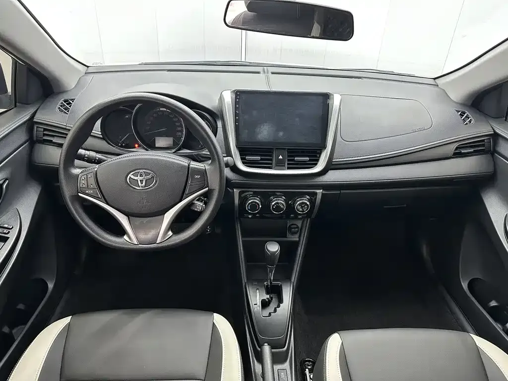 Toyota Yaris L — фото 5
