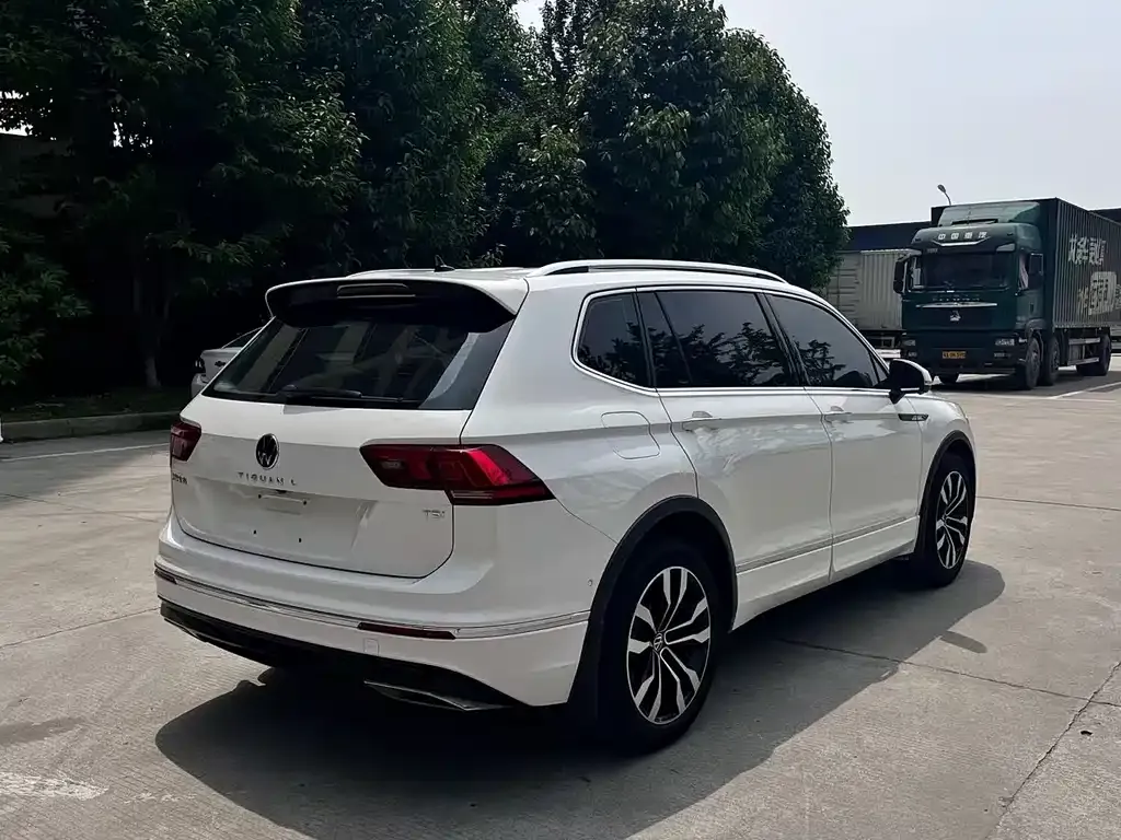 Volkswagen Tiguan L — фото 7