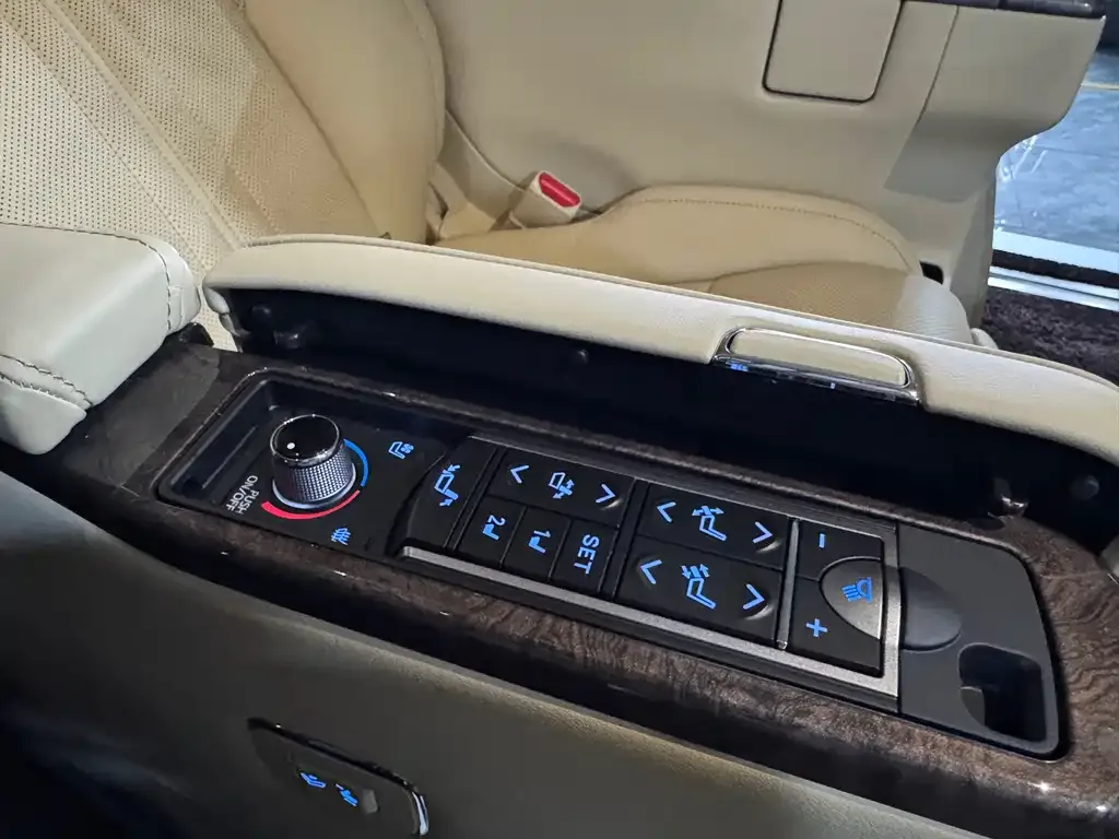 Toyota Vellfire — фото 2