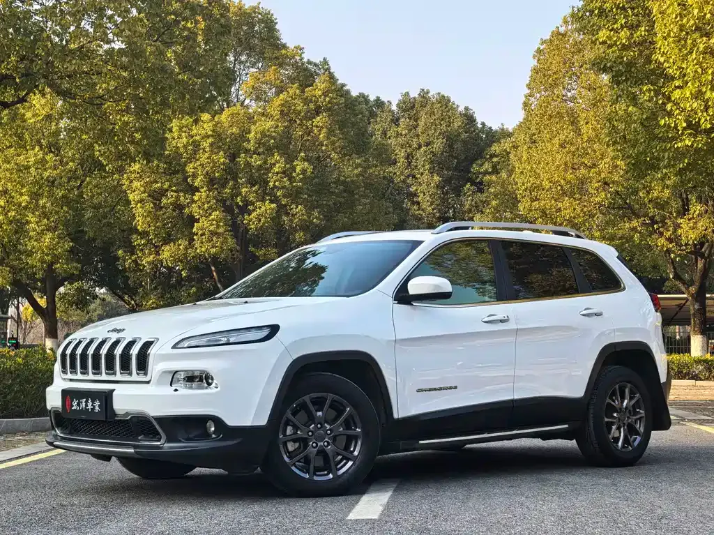 Jeep Cherokee — фото 1