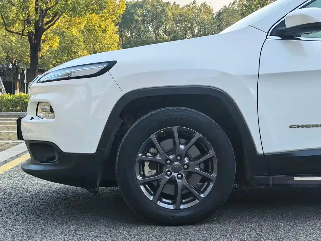 Jeep Cherokee — фото 5