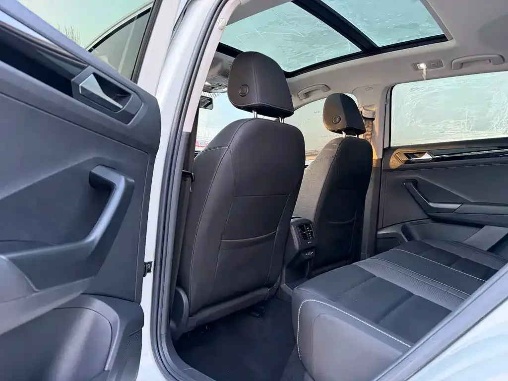 Volkswagen T-Roc — фото 2