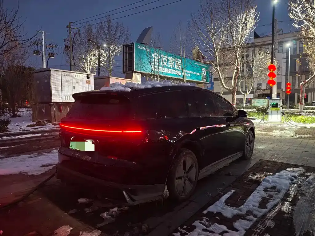 Li Auto i8 — фото 10