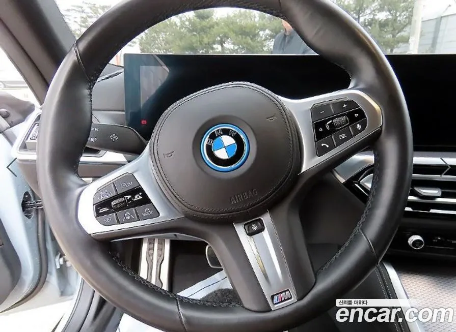 BMW i4 — фото 10