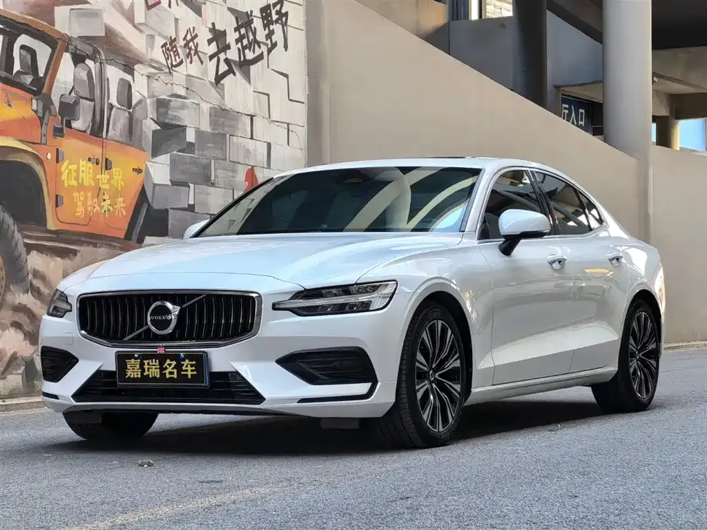 Volvo S60 — фото 1