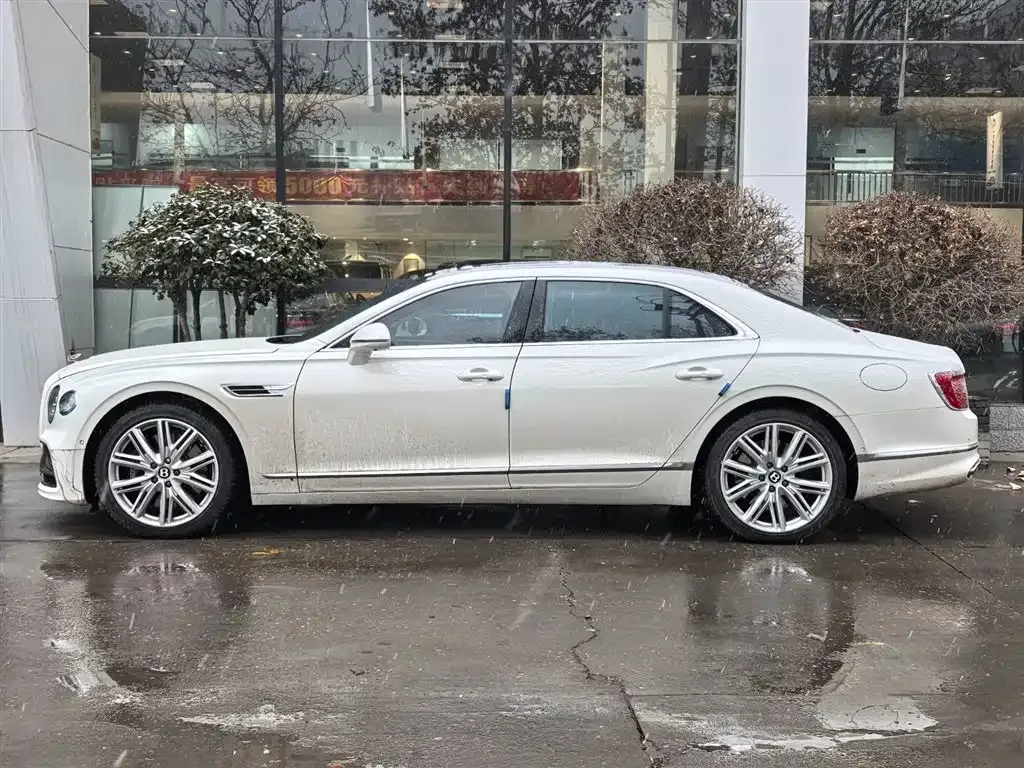 Bentley Flying Spur PHEV — фото 9