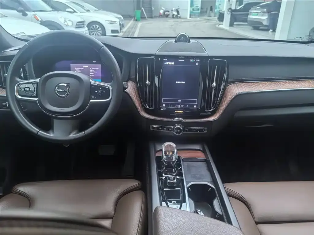 Volvo XC60 — фото 9