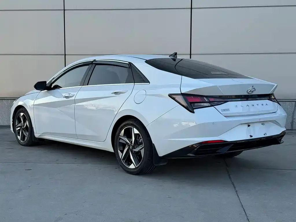 Hyundai Elantra — фото 10