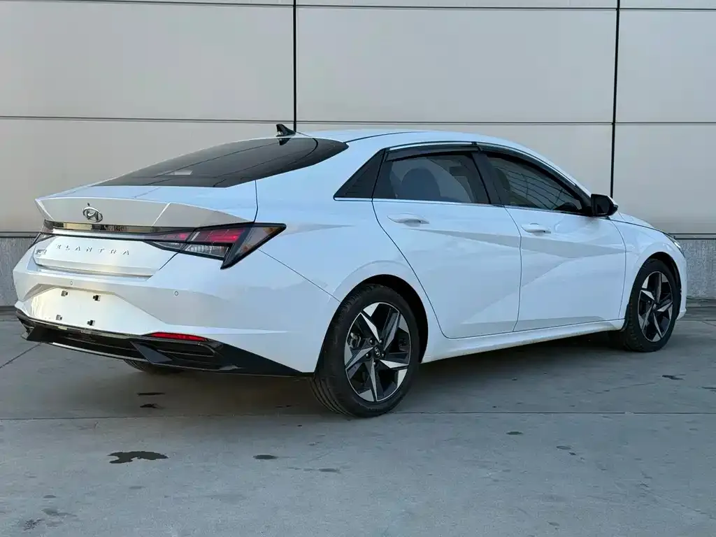 Hyundai Elantra — фото 3
