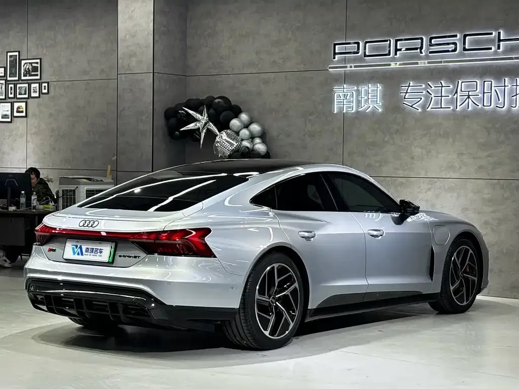 Audi RS e-tron GT — фото 9