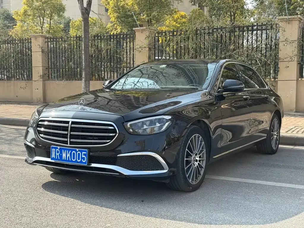 Mercedes-Benz E-Class — фото 1
