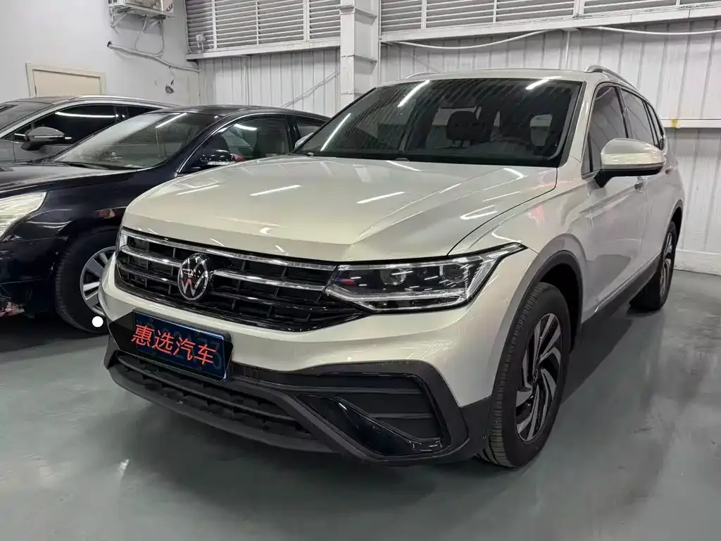 Volkswagen Tiguan L — фото 1