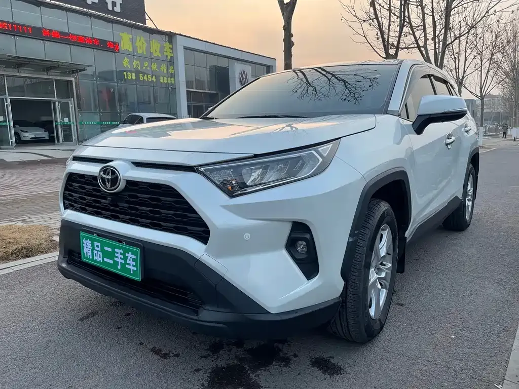 Toyota RAV4 — фото 1