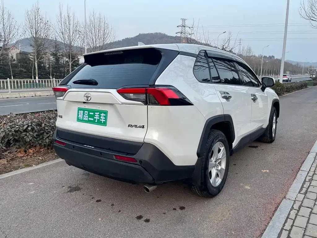 Toyota RAV4 — фото 3