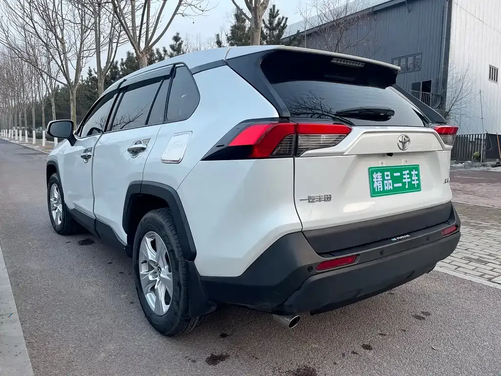 Toyota RAV4 — фото 7