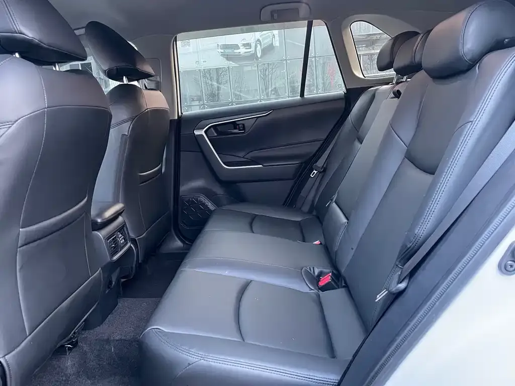 Toyota RAV4 — фото 8