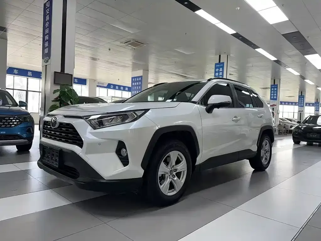 Toyota RAV4 — фото 1