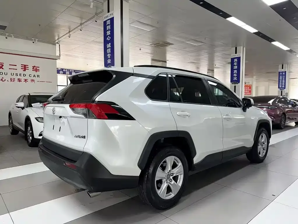 Toyota RAV4 — фото 7
