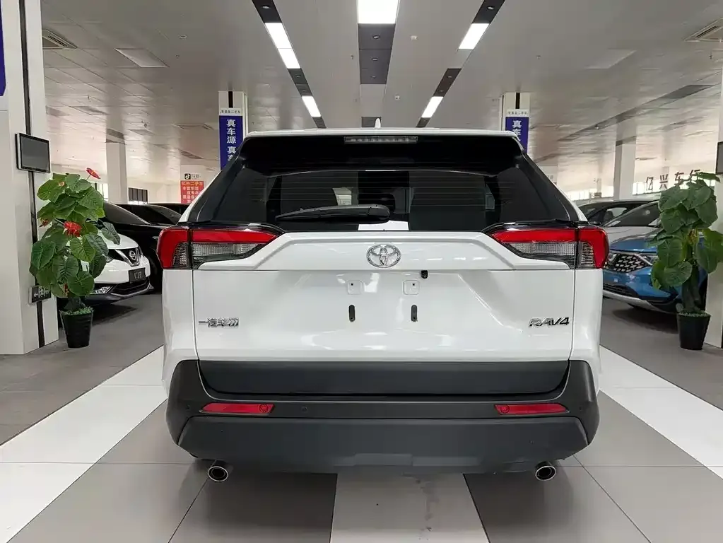 Toyota RAV4 — фото 10