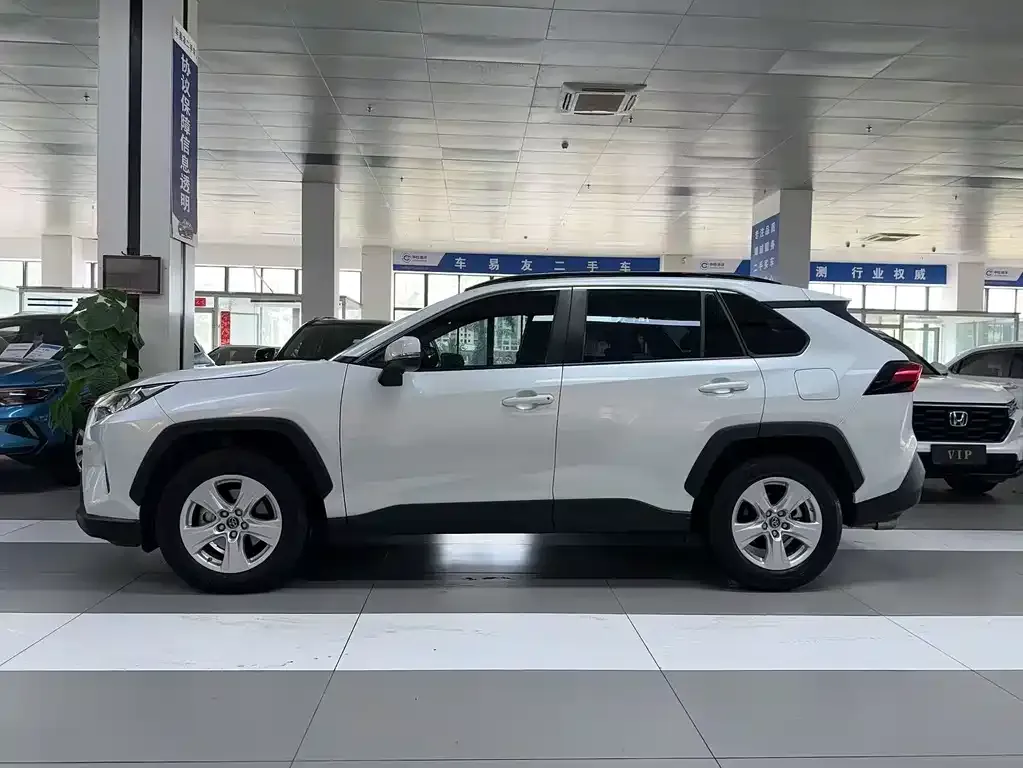 Toyota RAV4 — фото 8