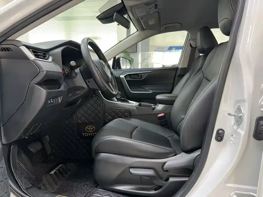 Toyota RAV4 — фото 4