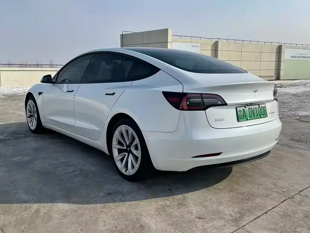 Tesla Model 3 — фото 9