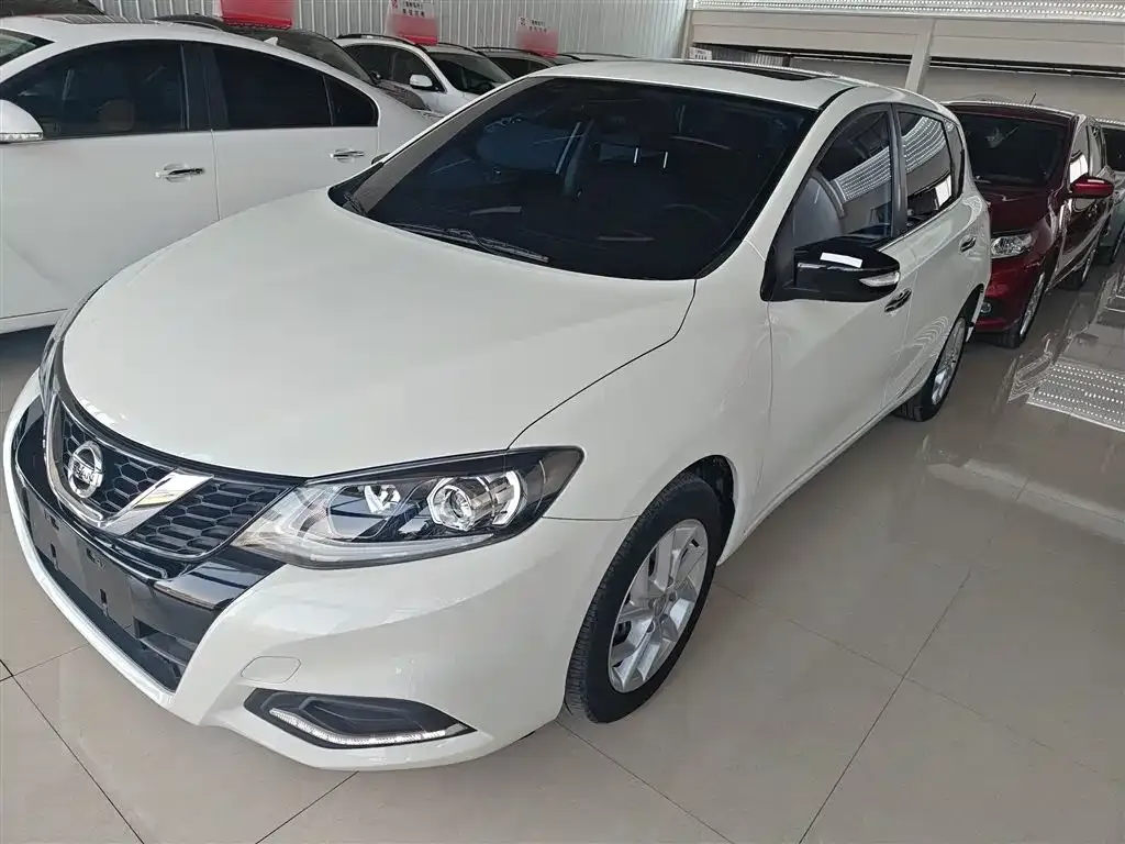 Nissan Tiida — фото 1