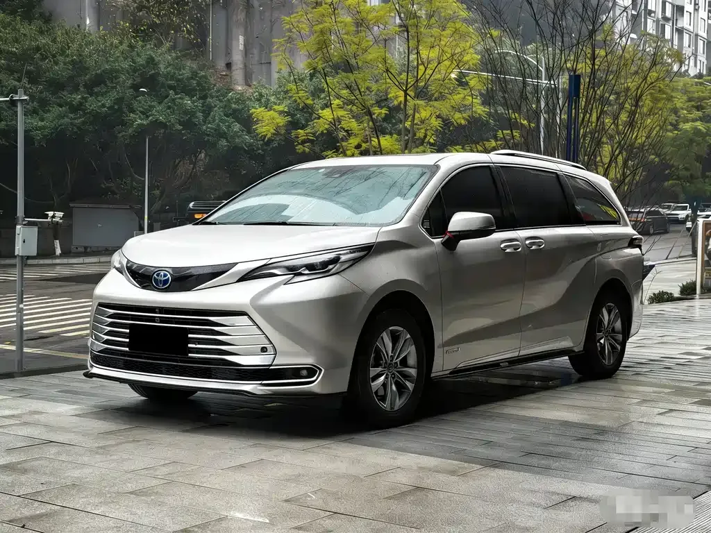 Toyota Sienna — фото 1