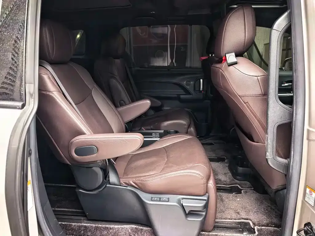 Toyota Sienna — фото 2