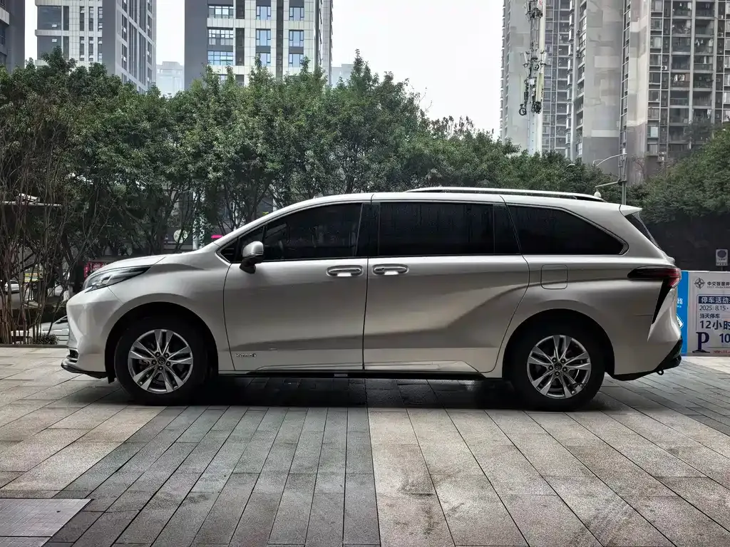 Toyota Sienna — фото 6