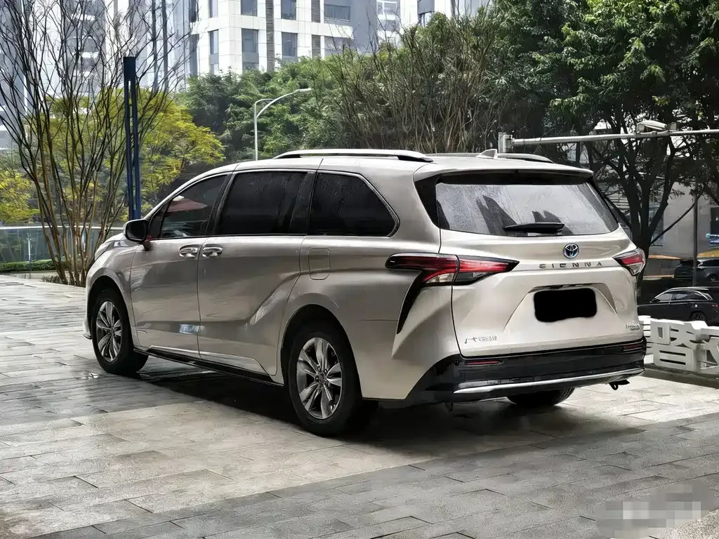 Toyota Sienna — фото 10