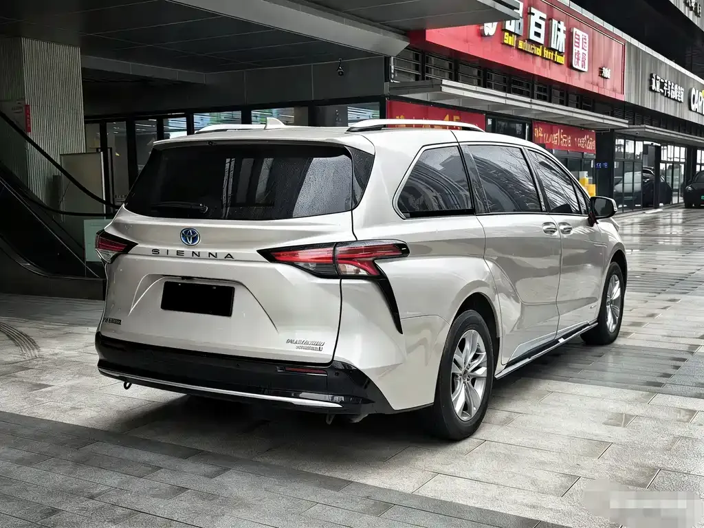Toyota Sienna — фото 3