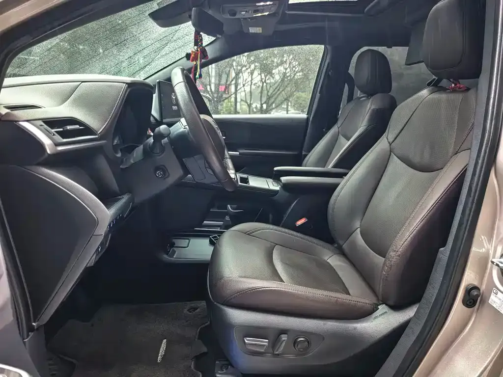 Toyota Sienna — фото 4