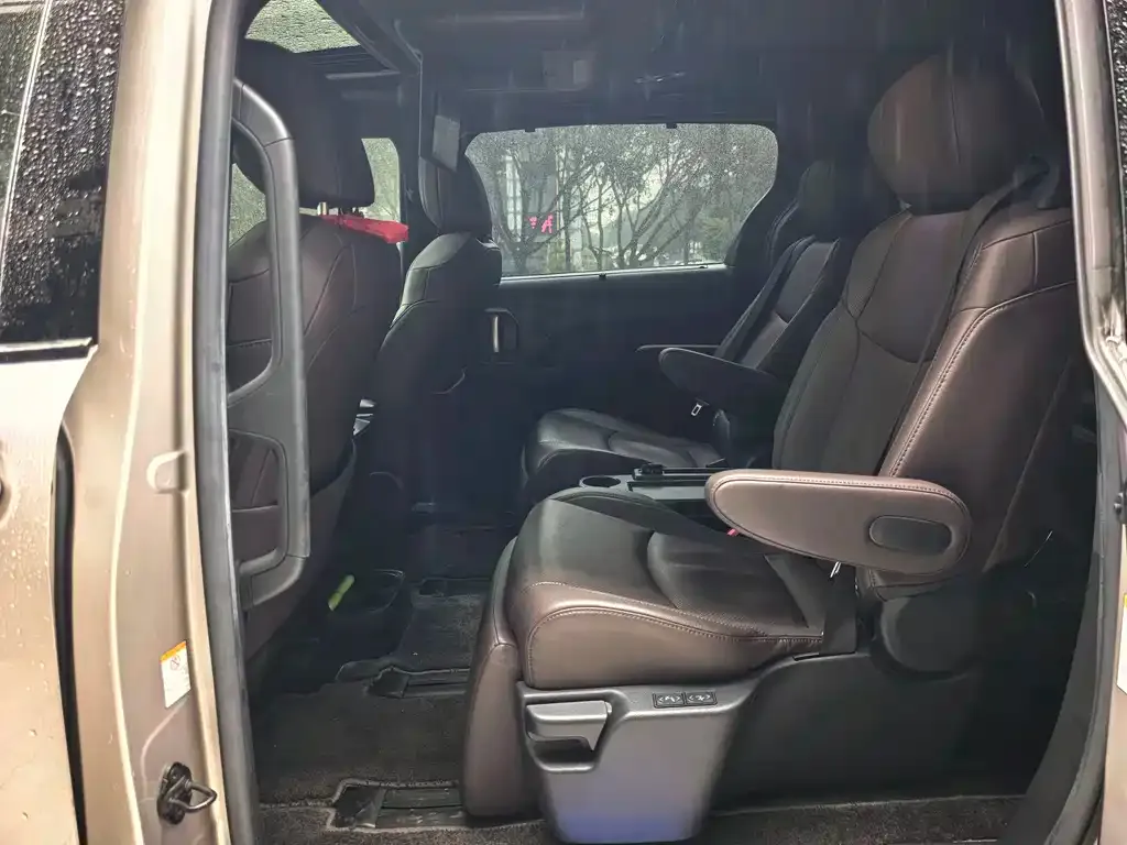 Toyota Sienna — фото 5