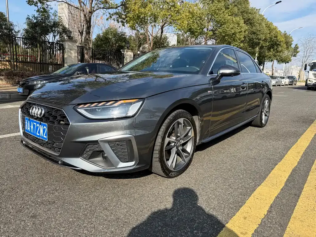 Audi A4L — фото 1