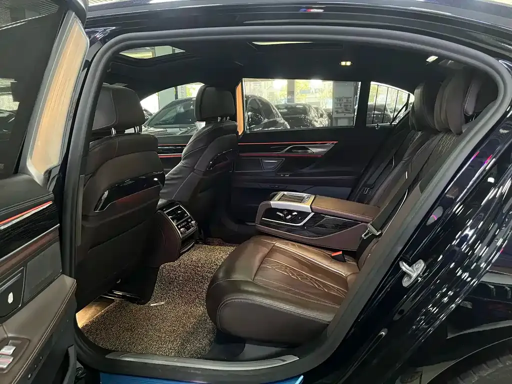 BMW 7 Series — фото 10