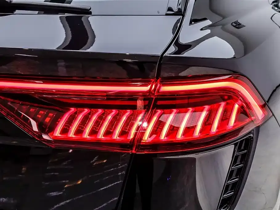 Audi RS Q8 — фото 3